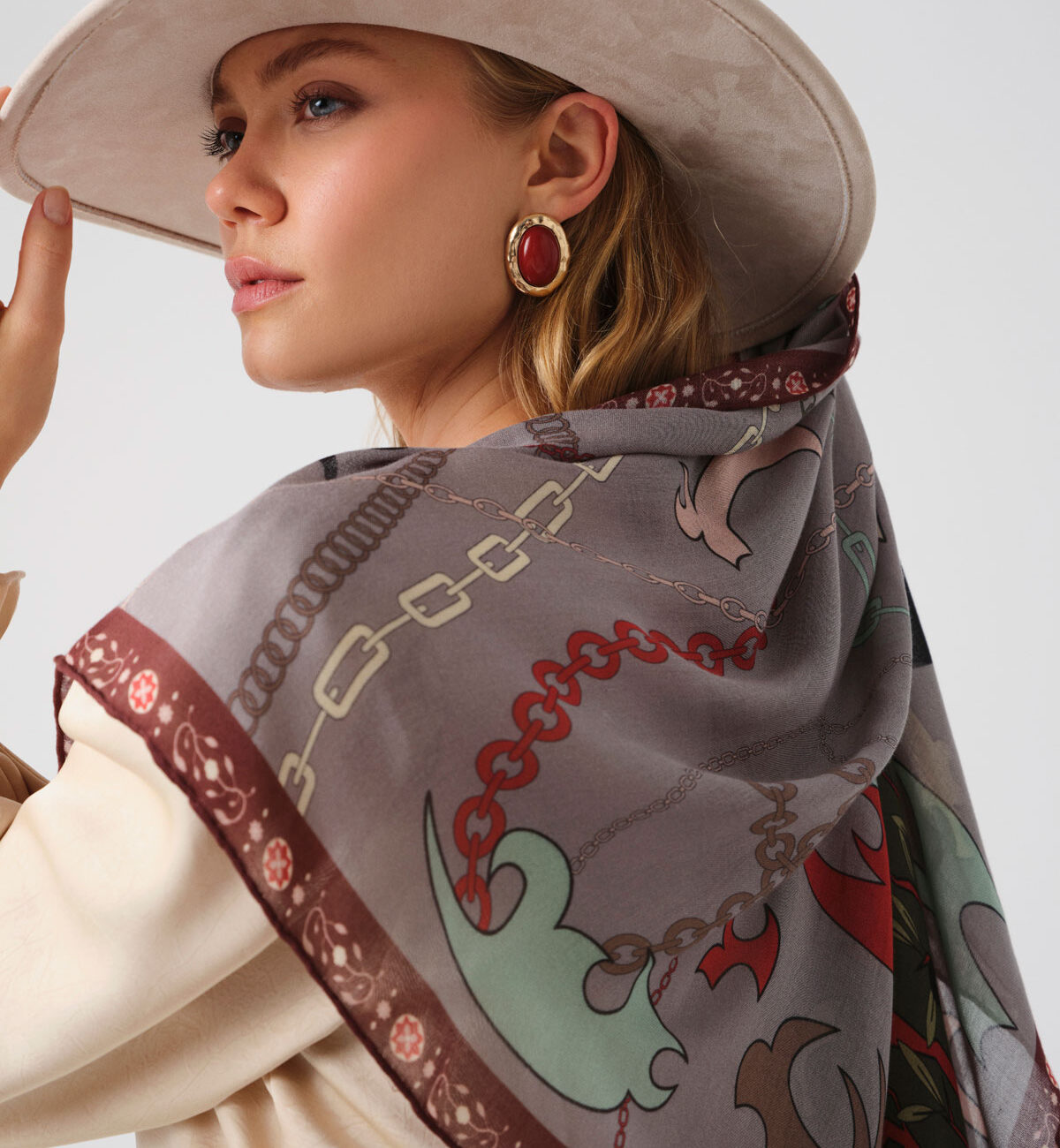 Iodes FW 25-26 kampanyası için Ece Şişik styling çalışması