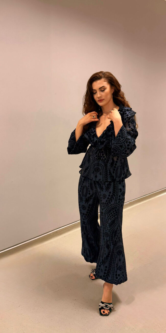 Burcu Özberk İbrahim Selim ile Bu Gece programında Ece Şişik celebrity styling görünümü